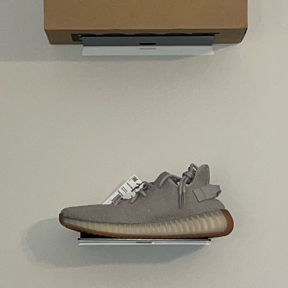 Yeezy 350 v2; Mens 9.5; Sesame